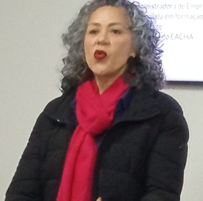 Mirene Hahne, presidente do EACHA, ministrando palestra voluntária durante o Dia das Boas Ações promovido pelo Instituto Hondatar, abordando inclusão, acolhimento e apoio às famílias atípicas.